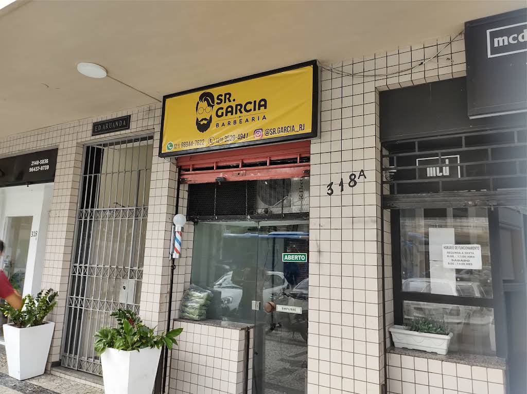 Fachada real da Sr. Garcia Barbearia no Maracanã
